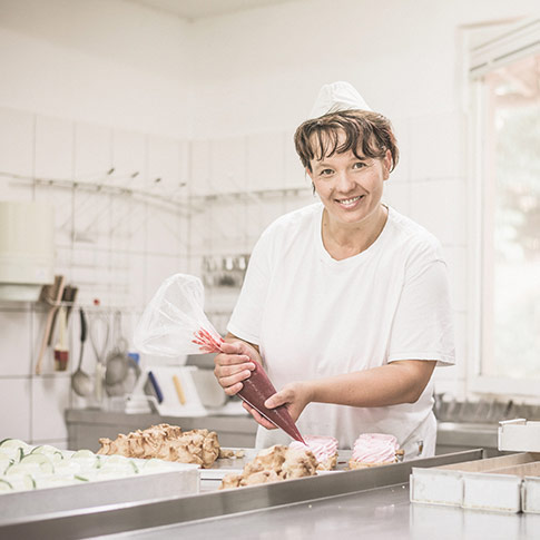 Konditorin bei der Arbeit in der Mühle und Bäckerei Bärenhecke.