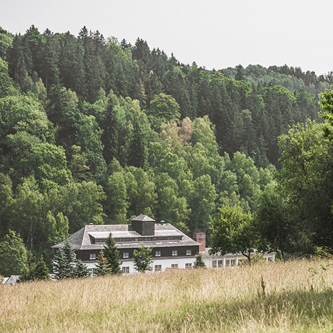Blick auf die Mühle und Bäckerei Bärenhecke im idyllischen Müglitztal.