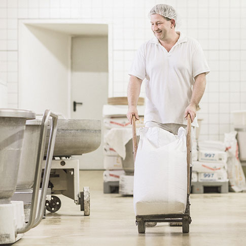 Täglich werden in der Mühle und Bäckerei Bärenhecke dutzende Säcke Mehl verarbeitet.