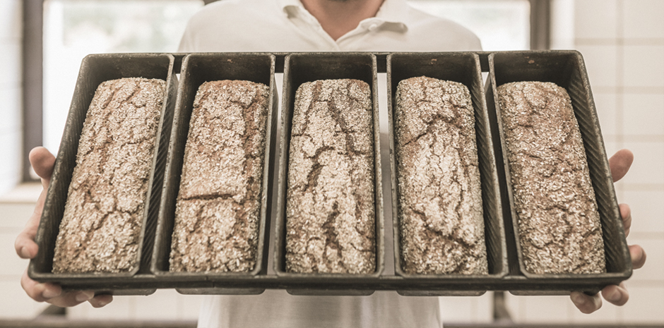 Frische Kastenbrote nach dem Backvorgang in der Bäckerei Bärenhecke.